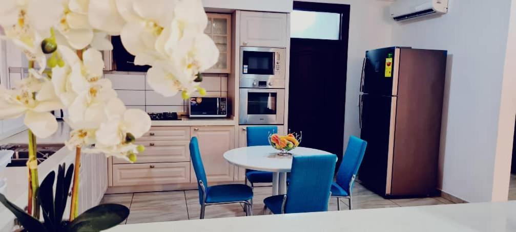 Bertha'S Court D-Plus Apartments Dzorwulu Екстериор снимка