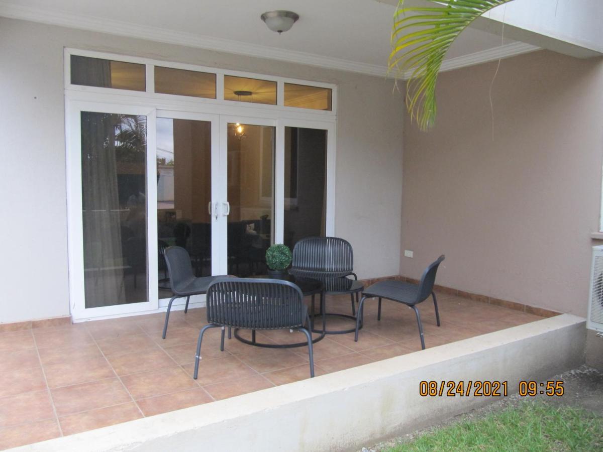 Bertha'S Court D-Plus Apartments Dzorwulu Екстериор снимка